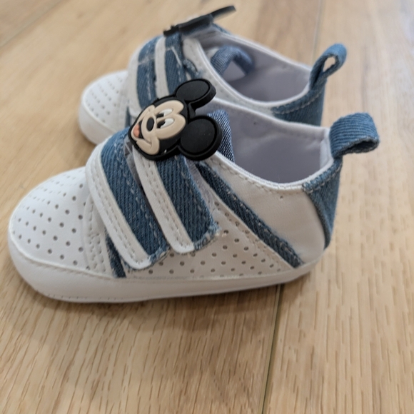Mickey Mouse Baby Shoes - Picture 2 of 6